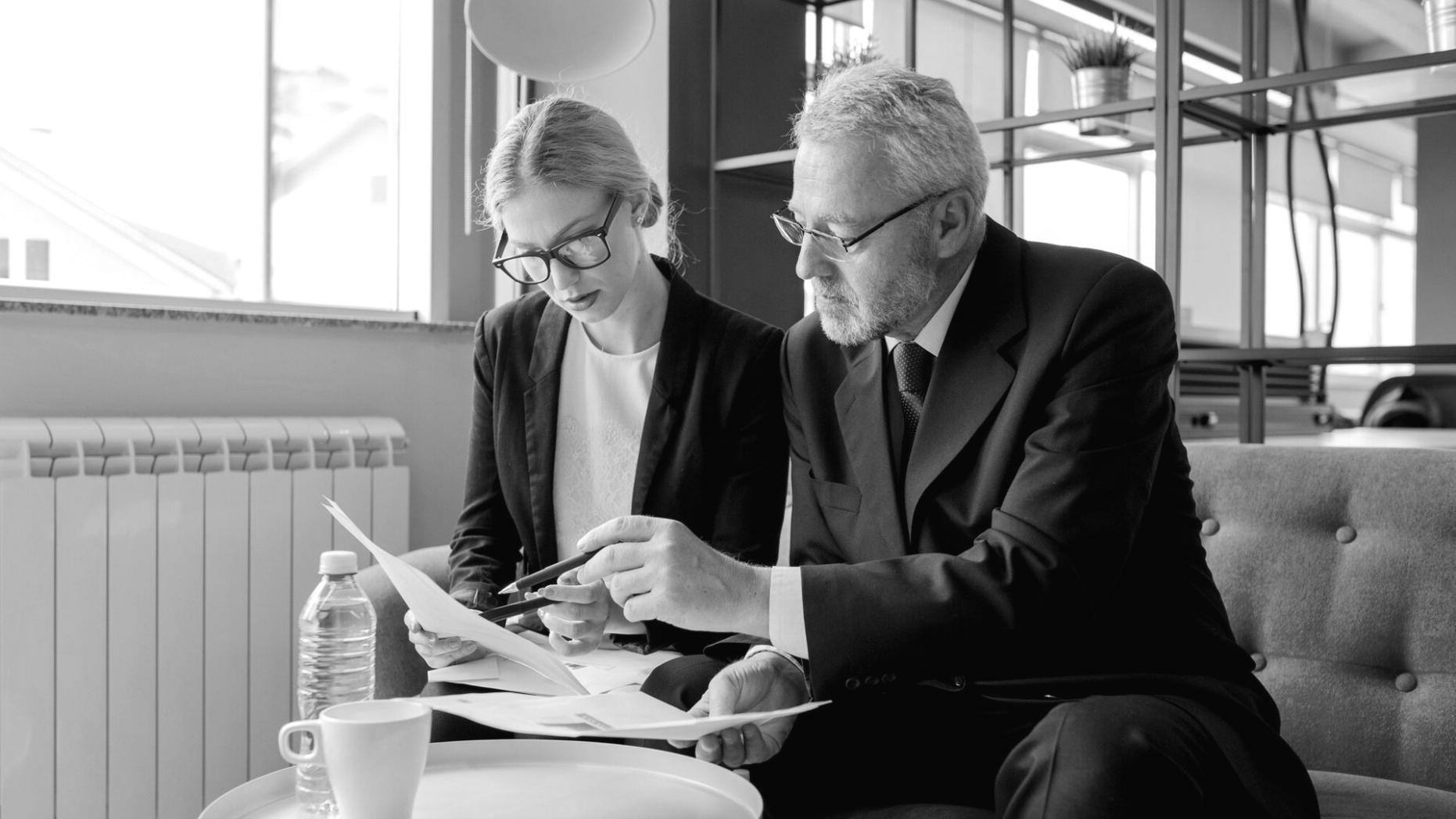 Professionelle Finanzberatung im Büro mit Dokumenten und Laptop