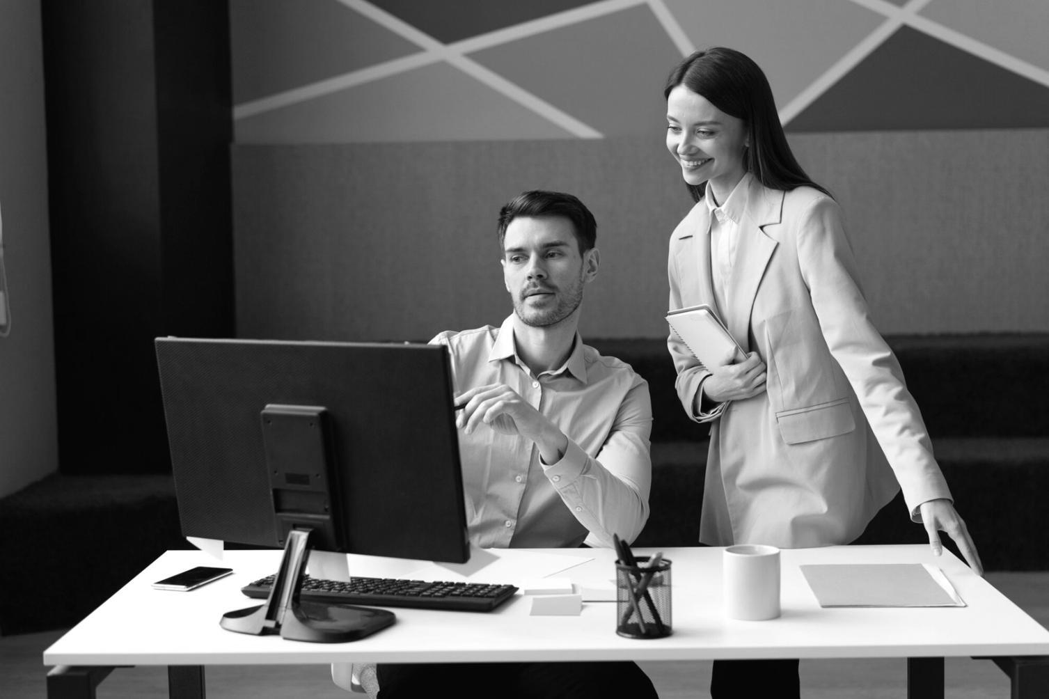 Moderne Arbeitsumgebung mit Finanzanalyse und Geschäftsunterlagen